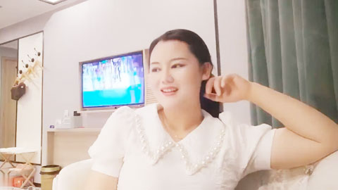 迷妹推荐--重金忽悠按摩少妇外出开房，皮肤白皙，有点儿害羞的人妻少妇，奶子那么美，激情爆操中