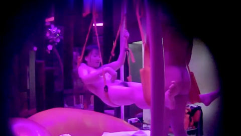 迷妹推荐--大学城附近情趣酒店粉色SM房摄像头偷拍学生情旅看着满屋的情趣用具研究如何玩最后把女友吊着啪啪