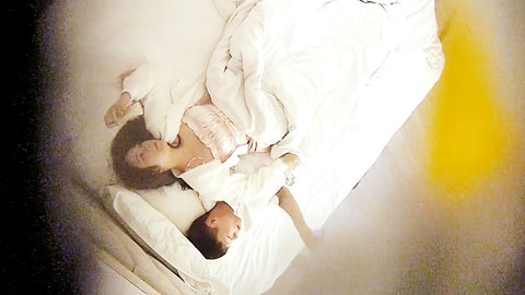 迷妹推荐--摄像头精品流出高清偷拍明星般颜值的超靓丽妹子和男友缠绵啪啪，真是养眼