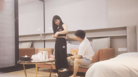 迷妹推荐--18岁反差婊闺蜜，肉感小妞骑坐，后入爆操汗流浃背