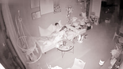 迷妹推荐--极品细腰丰臀小骚货性瘾好强 裹硬睡着的纹身小哥骑乘上去猛摇 太骚了