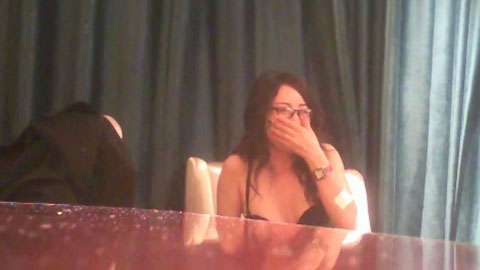 迷妹推荐--鲍鱼粉嫩精致的蝴蝶穴美女大学生挂完逼毛求肏：把你大鸡巴塞我洞里