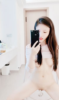 颜值身材都很不错的白虎小骚逼精彩大秀，跪在地上让狼友调教听指挥，对着镜子自慰逼逼揉捏骚奶子，高潮喷水