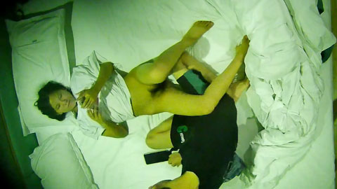 迷妹推荐--酒店偷拍大学生情侣开房❤学生嫩妹之研究生理构造