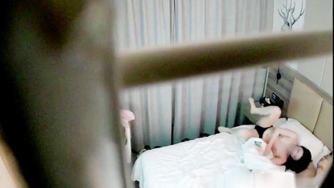 迷妹推荐--偷拍苗条美女被男炮友连续干