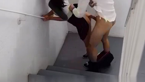 忍不住在宿舍楼道抽插大一女友