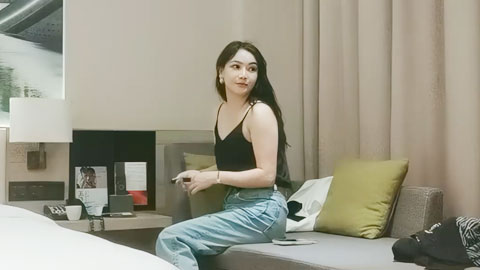 迷妹推荐--美臀御姐,开档丝袜扭动屁股想要被操,摸蛋深喉大屌特写插嘴,骑乘打桩啊啊叫