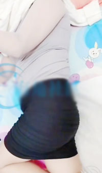 妈妈撅着大屁股 把手塞进骚穴你求着我进入 没有办法啊 面对这样的哀求哪个男人会忍心不操呢