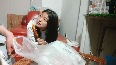 迷妹推荐--真实良家，啤酒配烤串，大学生女友相伴，近景抠穴啪啪，激情四射呻吟诱人