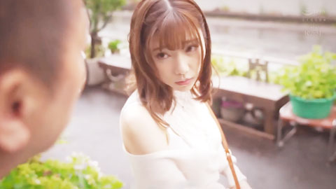 让不起眼大叔湿淋沉浸的小恶魔色女钱汤-01