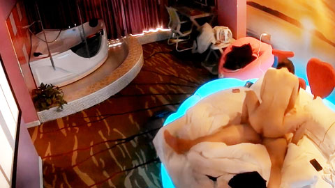 迷妹推荐--情趣炮房偷拍非常淫骚的饥渴短发少妇上位干眼镜胖哥这震动床给胖哥省了不少力