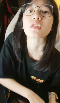 眼镜学生妹小虎牙，黑丝掰嫩穴，男友掏JB抽插几下，翘起双腿好想被操