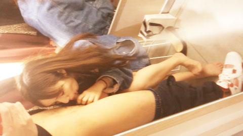 迷妹推荐--网传某高校女神级性感气质校花美女和富二代男友逛商场买鞋