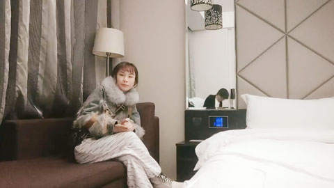 迷妹推荐--深夜网约外围妹子，脱掉衣服互摸调情，屁股磨蹭舔屌，大屁股套弄后入撞击猛操