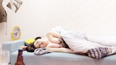 迷妹推荐--勾搭的大胸小姐姐，单身许久好饑渴，大胸白嫩欲拒还迎近距离偷拍