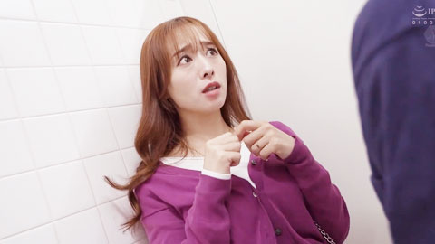 已婚少妇坐长途巴士找她丈夫的路上，与车上的乘客野外露出做爱的故事！ut_002