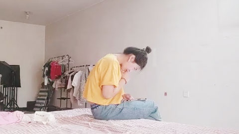 迷妹推荐--溫婉良傢，騷穴濕得一塌糊塗，真實傢中偷拍