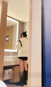 传媒大学生背着男友出轨 刚脱衣服男友突然打来电话查岗