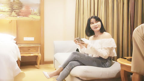 迷妹推荐--小伙开房重金约炮漂亮的外围小姐姐牛仔裤高跟鞋干起来太爽了