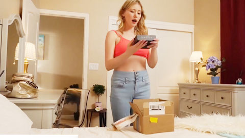 刘心悠_玩具进入小穴拿不出来，找朋友的父亲帮忙被中出