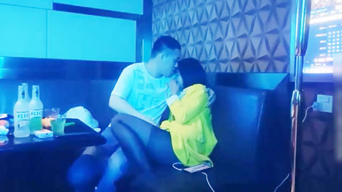 迷妹推荐--约良家去唱歌欲求不满非得装在酒精作用下被内射