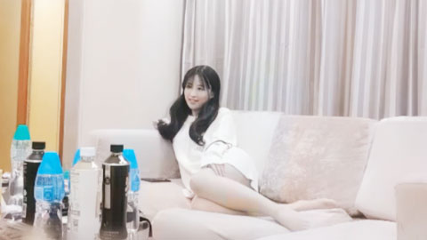 迷妹推荐--笑起来甜美肉丝妹，撕裆让妹子手指插入抹润滑油，骑乘抬腿侧入猛操