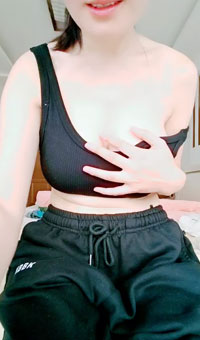 极品美乳眼镜小骚货！白皙皮肤一对豪乳！撩下衣服揉捏晃动，脱裤子假屌磨穴，翘起屁股摆弄