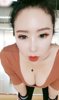 健身骚熟女 在健身房中直播自慰