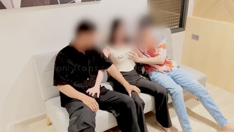 迷妹推荐--性爱群交私拍 沙发轮操骚货女神 三穴全开