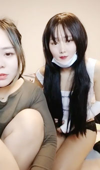 秃顶中年大叔幸福生活 ，两个嫩妹激情双飞 ，肉感身材无毛肥穴 ，操完一个再换另一个 ，后入骑乘爆插骚穴让人很羡慕