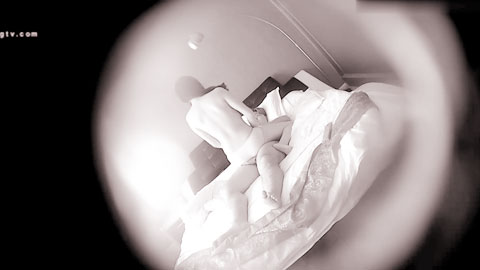 迷妹推荐--清纯的大奶子女友和四眼猥琐小胖哥开房，打完一炮_用手撸啊撸