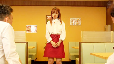 家庭餐厅NTR 我的女友硬被下流老先生店长要求不穿内衣接待客人成为消遣的小穴的巨乳女友莉香__002