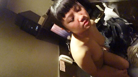 迷妹推荐--网咖小包厢陪玩妹子超嫩