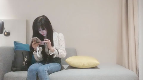 迷妹推荐--性奴女仆美少女，还好配合，在沙发上操掰穴特写口交骑乘后人猛操