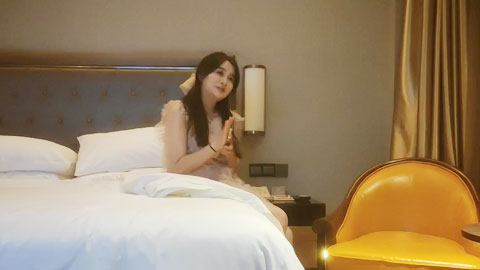 迷妹推荐--摸穴调情很嗲，吸吮舔蛋骚的很，抬起双腿爆插