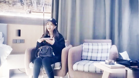 迷妹推荐--高颜值黑色鸭舌帽妹子，特写深喉口交侧入后入大力抽插猛操