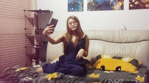 迷妹推荐--眼镜妹下海，还有几分学生气息，青涩，圆润美臀插得啪啪响，销魂一刻物超所值