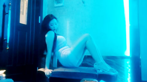 迷妹推荐--会所骚女技师，性感热舞，骑在身上磨蹭，掏出JB打飞机