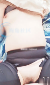 翘班去干同事小胖的妈刘阿姨，偷偷剪阿姨B毛回来送给他儿子闻一闻，真刺激儿