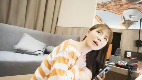 迷妹推荐--高颜值牛仔短裤妹子，镜头前口交穿上黑丝，上位骑乘猛操呻吟娇喘