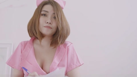 大早上的女护士查房