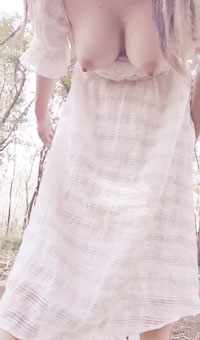 巨乳骚货荡妇外出溜达公园小树林勾引路人“快插进来啊啊艹死我你用力点呀”笑了饥渴又难受的样子！