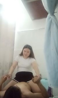 小少妇主动热情，高抬玉腿任君暴插