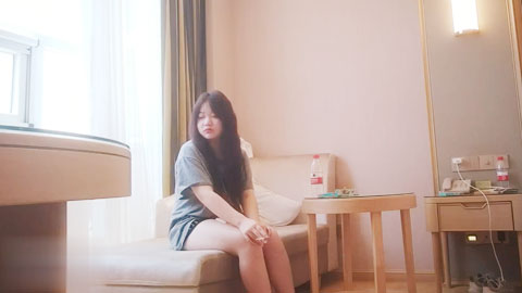 迷妹推荐--网约19岁成都破处不久的兼职小妹逼逼粉嫩，肥肥的鲍鱼逼，妥妥的学生妹