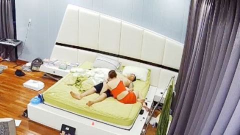 迷妹推荐--记录豪宅夫妻每天吃饱了就花样操逼_001