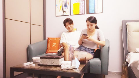 迷妹推荐--约性感外围御姐，换上睡衣开档黑丝，翘肥臀69口交，埋头舔骚逼