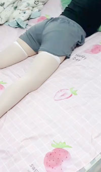 妹妹穿白丝玩手机 吃醋让我狠心又操了妹妹