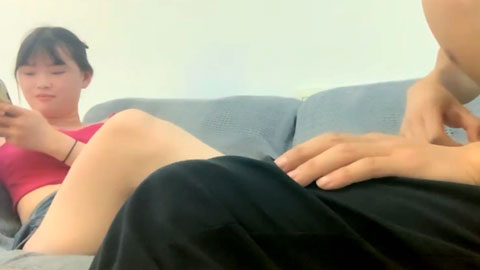 迷妹推荐--19岁大一学生妹，乳头小小真可爱，白嫩听话，啤酒助兴成功操到嫩逼