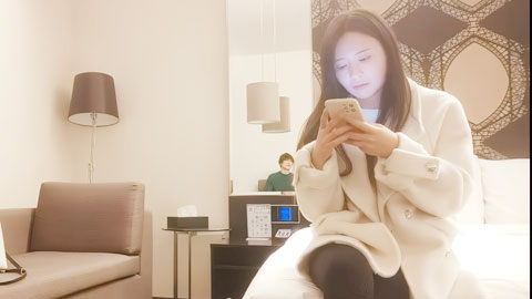 迷妹推荐--白衣外围女神，美腿黑丝口屌摸穴，骚的很一直喊爸爸，人肉打桩机，逼多要操烂了
