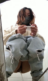 潜入路边沟厕近距离全景正面偷拍N个妹子_#厕拍